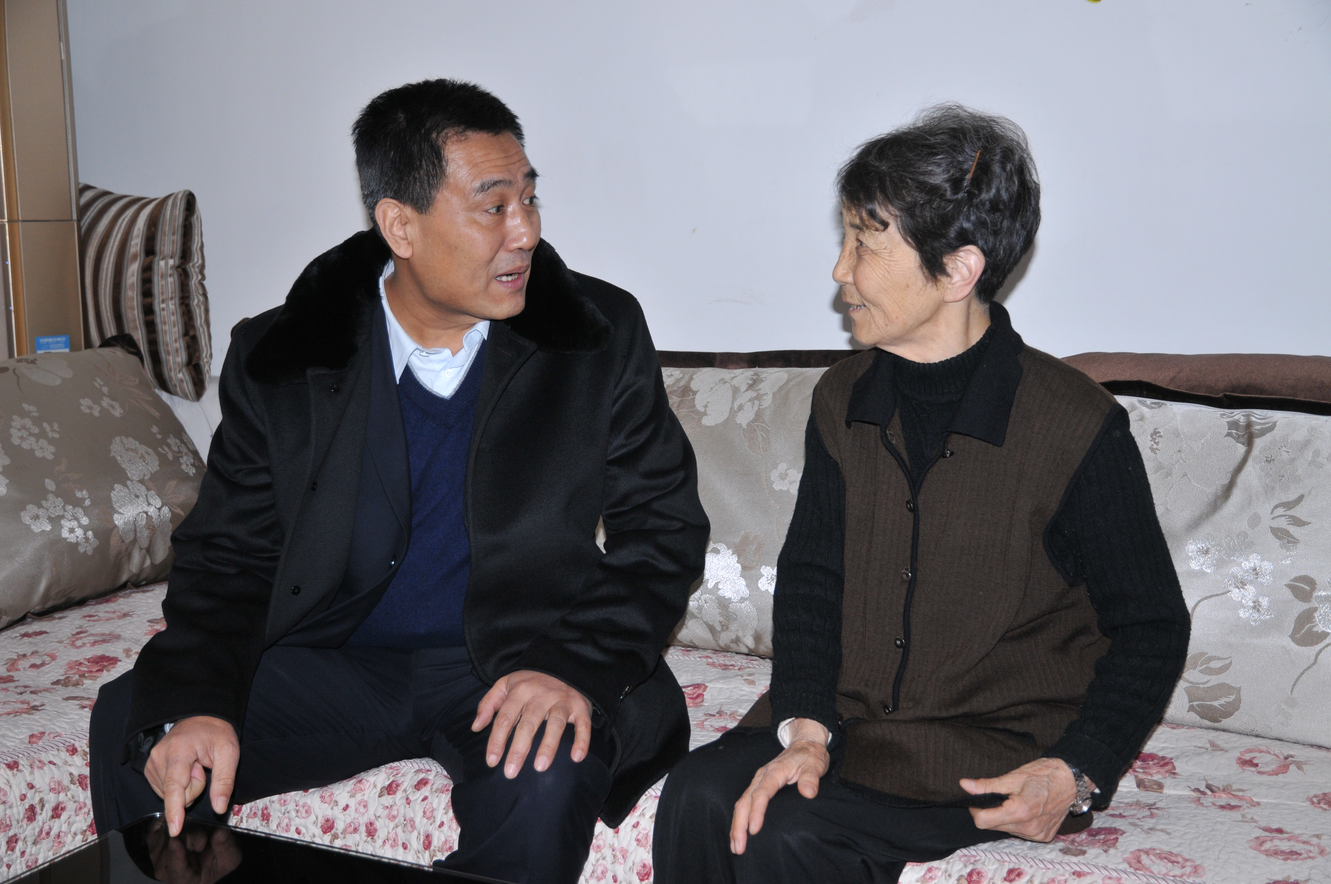 院党委书记常树华慰问职工遗属张亚玲.jpg
