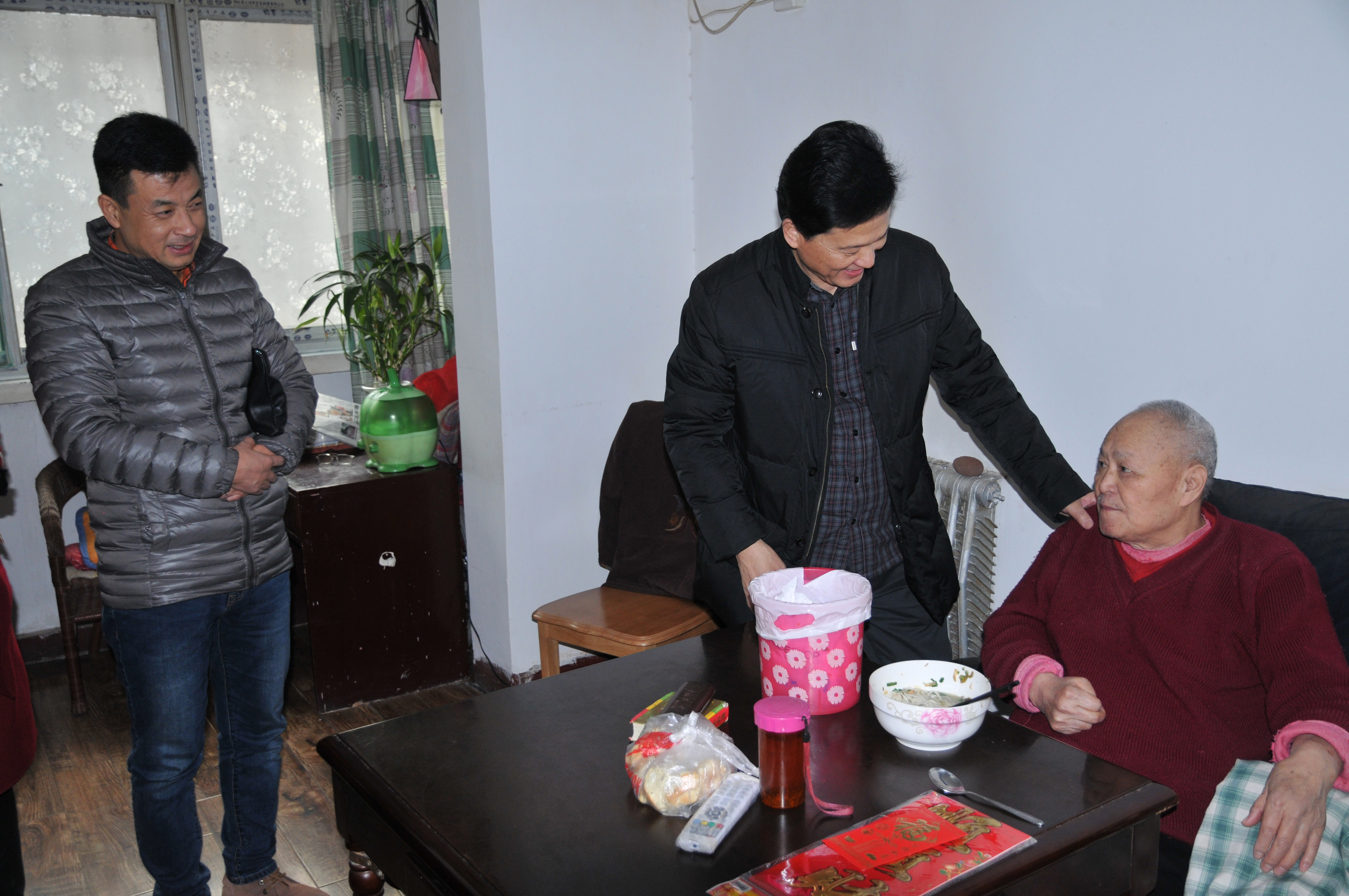 副院长董利森慰问患重病离休干部 苏少峰.jpg