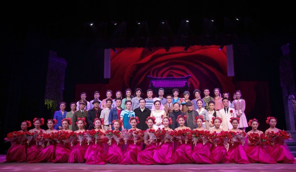 6  演出结束后，受邀专家上台与《迟开的玫瑰》两代主演合影.JPG