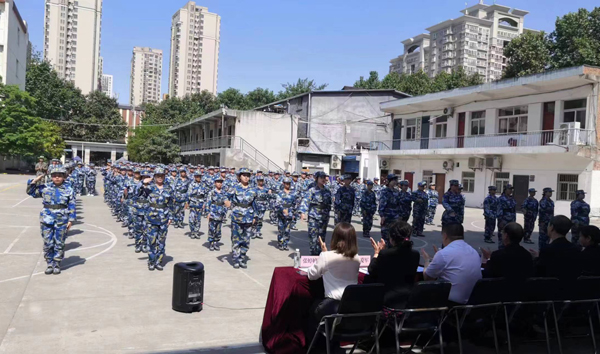 学员们在进行军训汇报表演.jpg